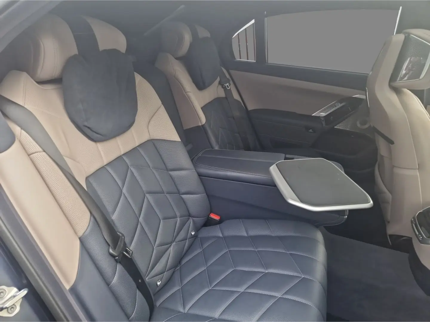 740 d xDrive M Sport B&W