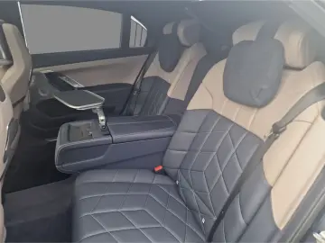 740 d xDrive M Sport B&W