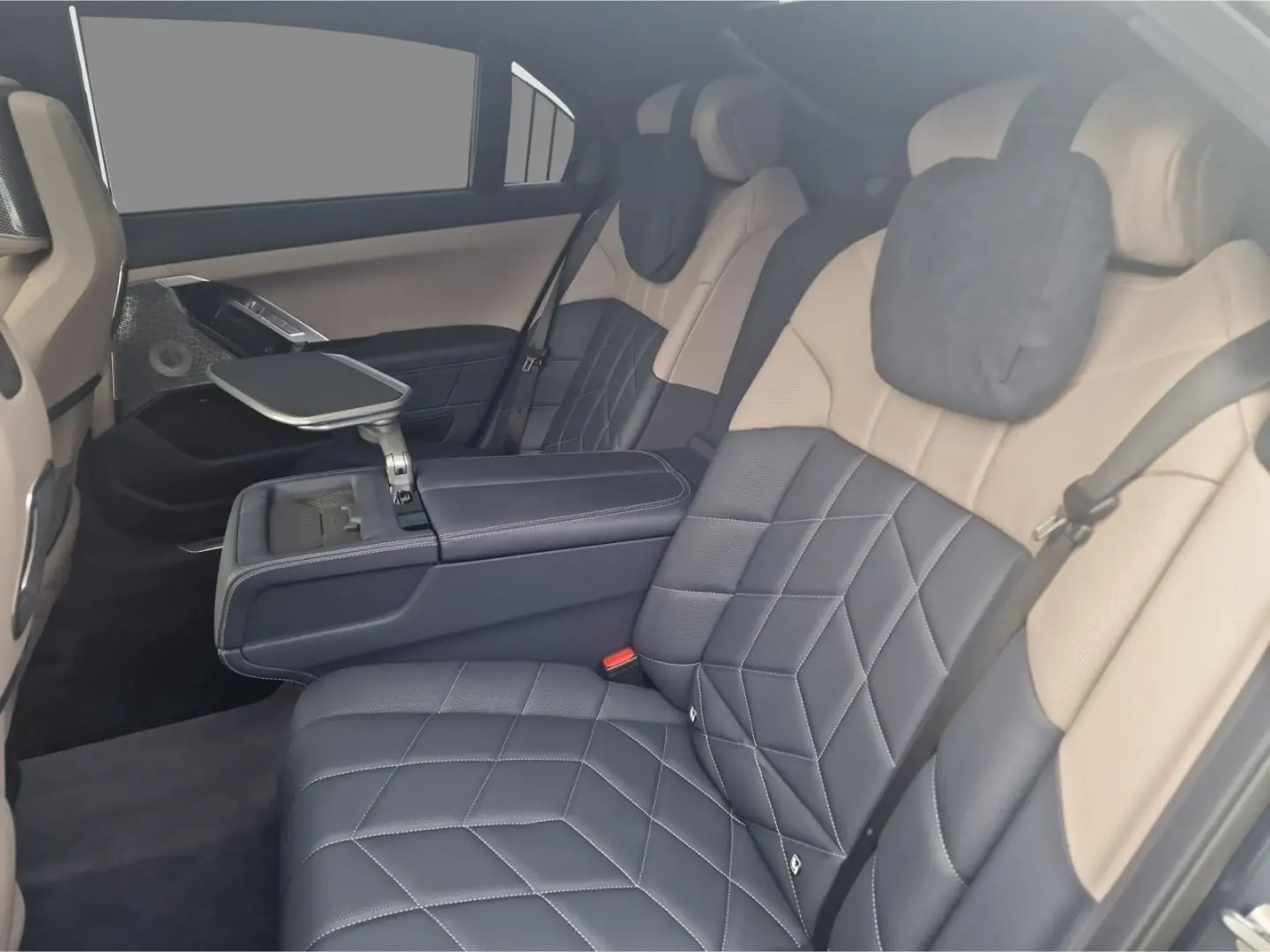 740 d xDrive M Sport B&W