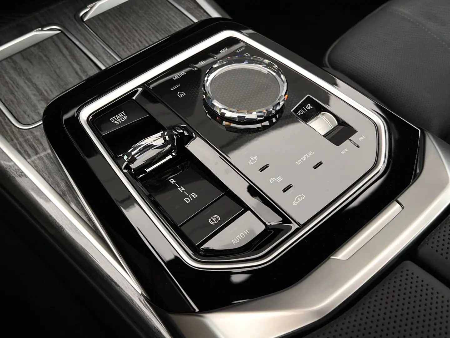 i7 xDrive M70 Integral Pano Sky TV B&W Sitzbelüf