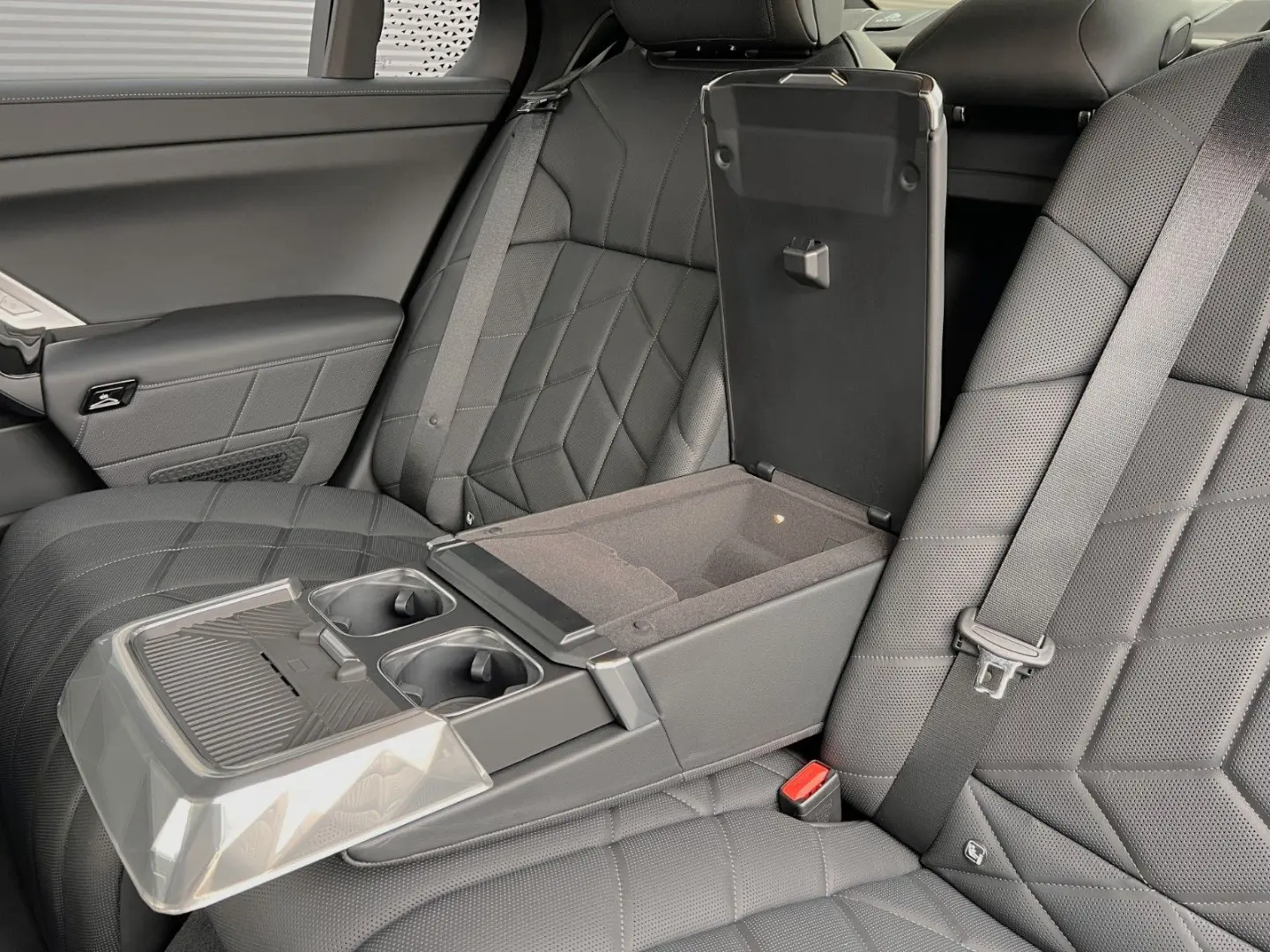 i7 xDrive M70 Integral Pano Sky TV B&W Sitzbelüf