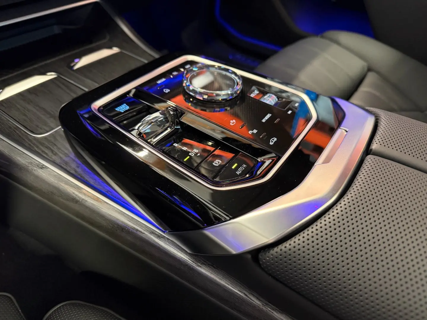 i7 xDrive M70 Integral Pano Sky TV B&W Sitzbelüf