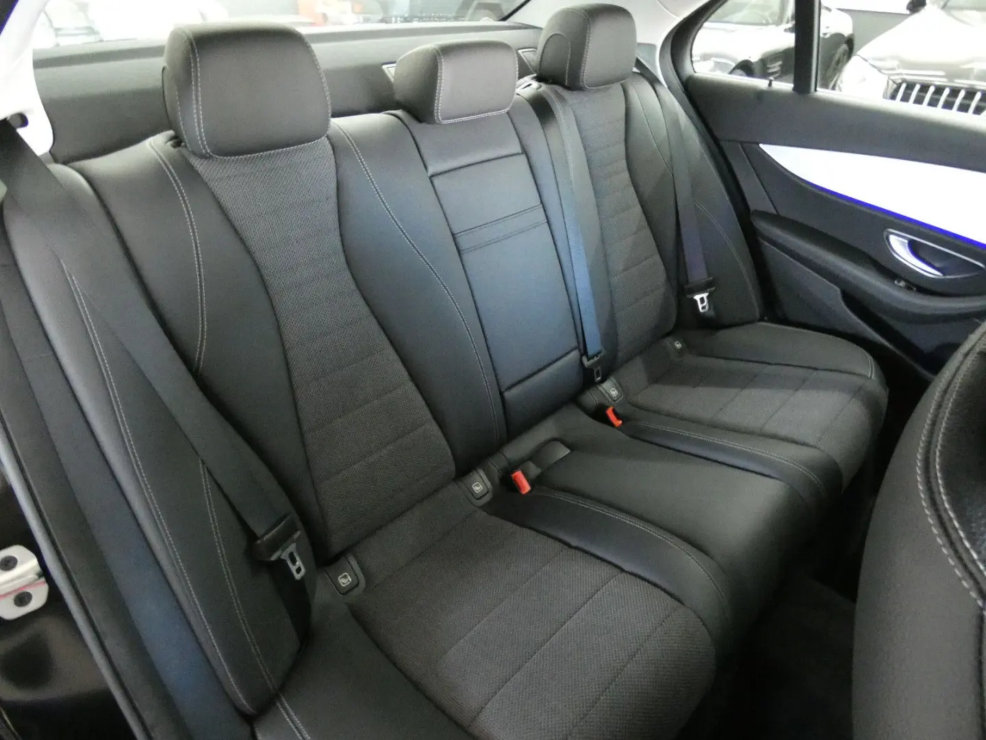 E 220 d AVANTGARDE MBUX NAVI LED KAMERA CARPLAY