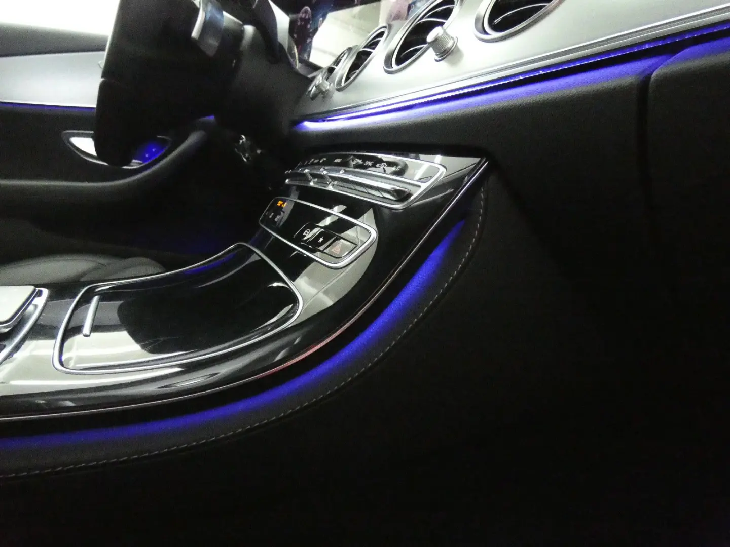 E 220 d AVANTGARDE MBUX NAVI LED KAMERA CARPLAY