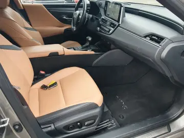 ES 300  Leder  Pano  Sitzbelüftung  Lenkradheizu