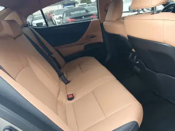 ES 300  Leder  Pano  Sitzbelüftung  Lenkradheizu