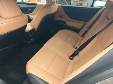 ES 300  Leder  Pano  Sitzbelüftung  Lenkradheizu