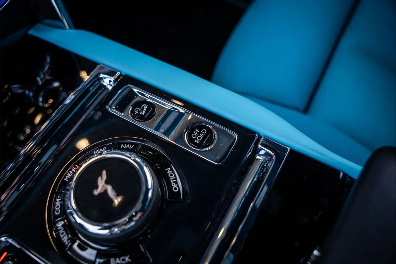 Cullinan 6.75 V12 - Black Badge   Mansory Wheels