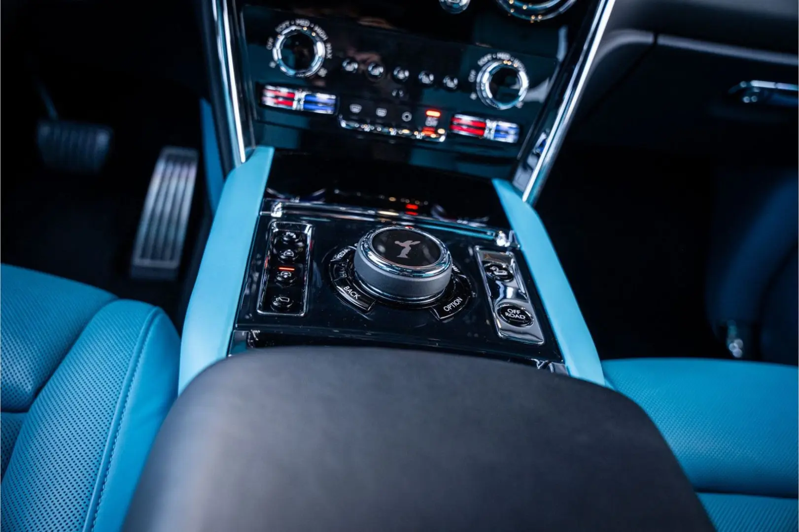 Cullinan 6.75 V12 - Black Badge   Mansory Wheels