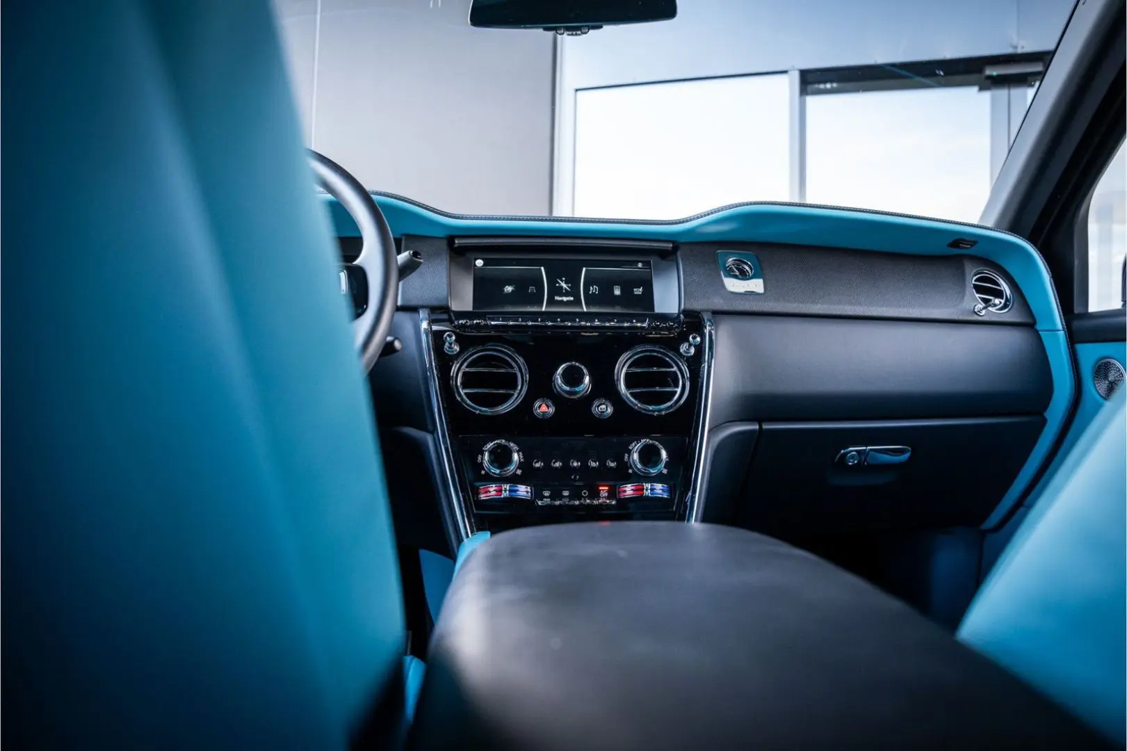 Cullinan 6.75 V12 - Black Badge   Mansory Wheels