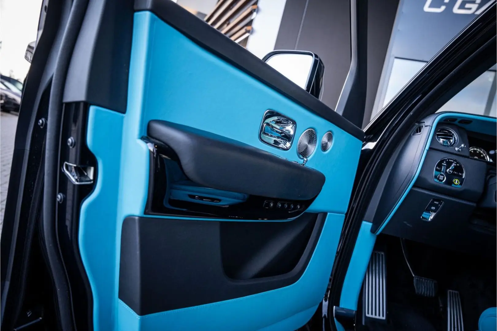 Cullinan 6.75 V12 - Black Badge   Mansory Wheels