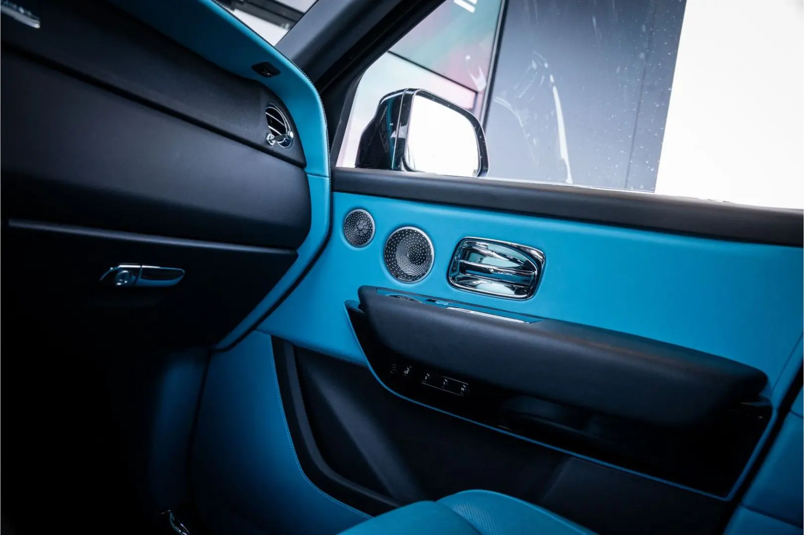 Cullinan 6.75 V12 - Black Badge   Mansory Wheels