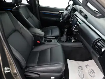 Hilux 2.8 D-4D 4x4 Invincible DOKA Leder ACC AHK