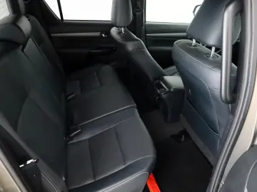 Hilux 2.8 D-4D 4x4 Invincible DOKA Leder ACC AHK
