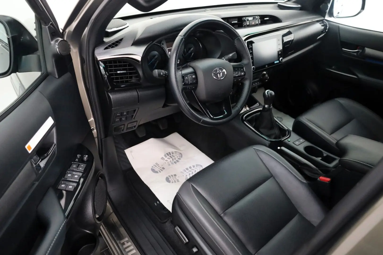 Hilux 2.8 D-4D 4x4 Invincible DOKA Leder ACC AHK