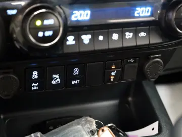 Hilux 2.8 D-4D 4x4 Invincible DOKA Leder ACC AHK