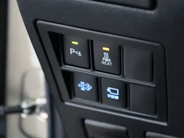 Hilux 2.8 D-4D 4x4 Invincible DOKA Leder ACC AHK