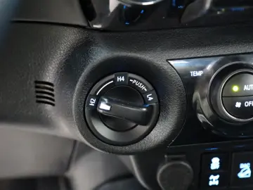 Hilux 2.8 D-4D 4x4 Invincible DOKA Leder ACC AHK