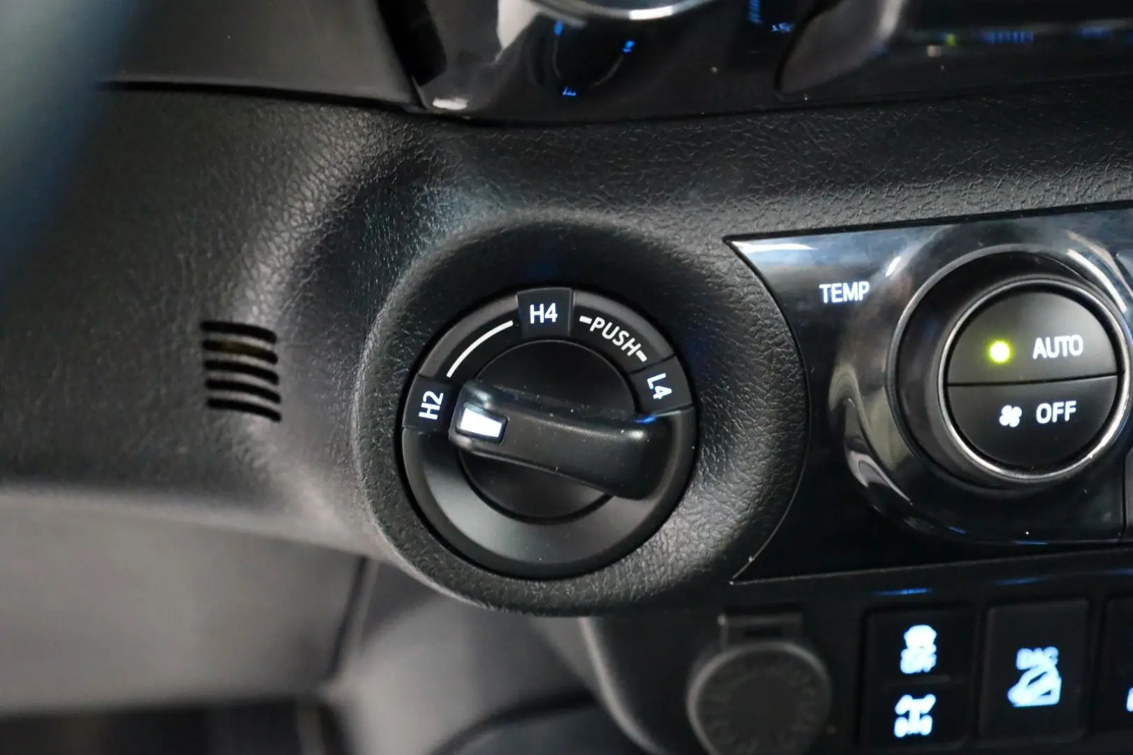 Hilux 2.8 D-4D 4x4 Invincible DOKA Leder ACC AHK