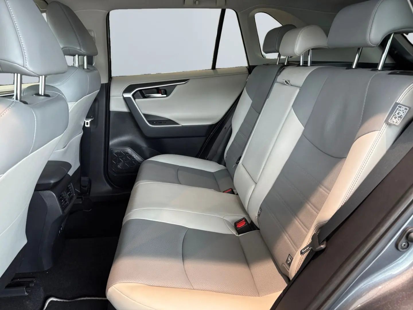 RAV 4 2.5 Hybrid Lounge 4x4  360 Navi LED JBL Ga