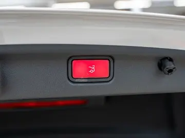 C 300 e 4M AMG Sport Distr. LED Pano HUD Navi SH