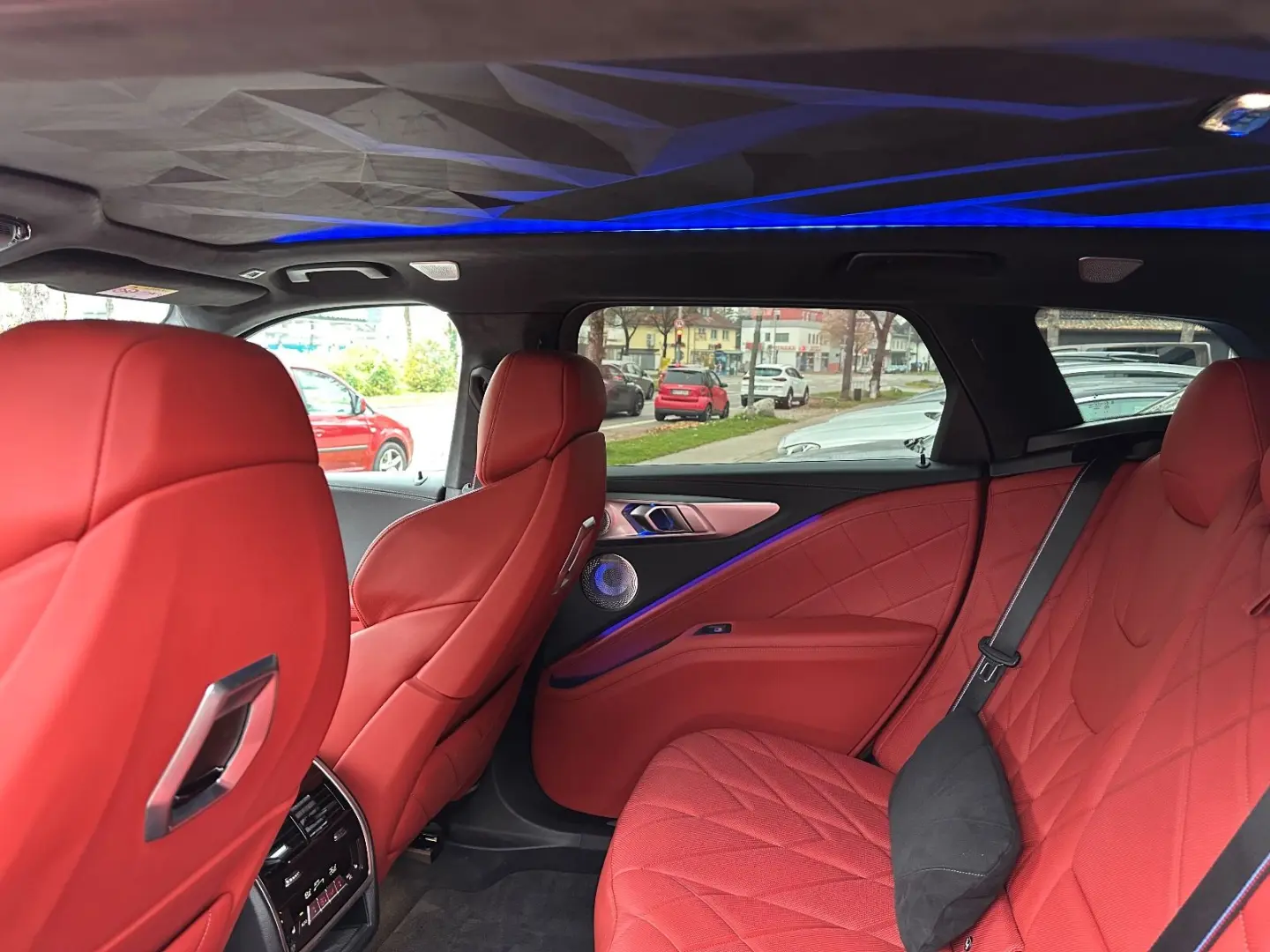 XM 4.4 360  AHK MASSAGE HEAD-UP 23  B&W CARBON