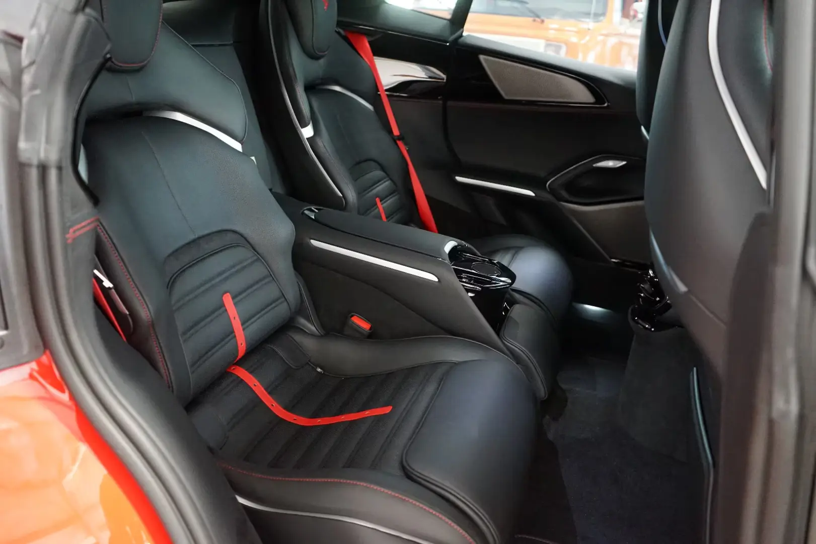 Ferrari Purosangue Rosso Scud. Lift Pano Displ.