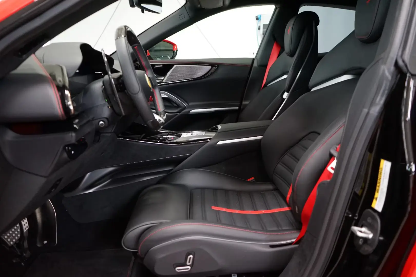 Ferrari Purosangue Rosso Scud. Lift Pano Displ.