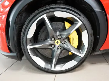 Ferrari Purosangue Rosso Scud. Lift Pano Displ.