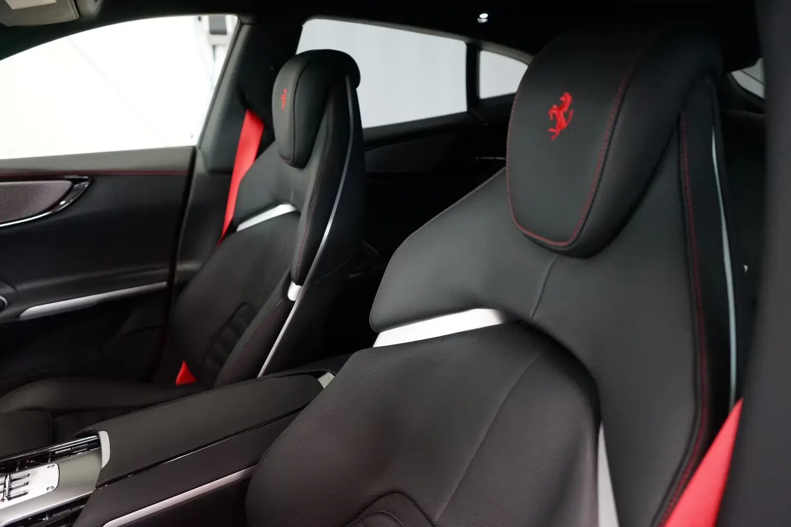 Ferrari Purosangue Rosso Scud. Lift Pano Displ.