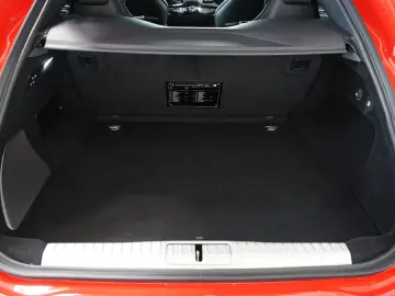 Ferrari Purosangue Rosso Scud. Lift Pano Displ.