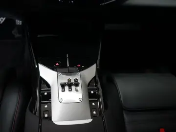 Ferrari Purosangue Rosso Scud. Lift Pano Displ.