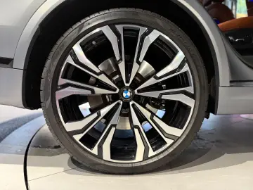 X7 M60i HUD SKY PANO KEY SOFT DIS MASSA 23ZOLL