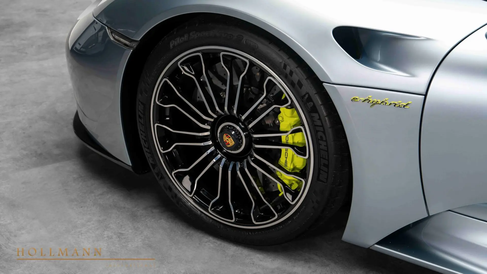 918 SPYDER   LIFT   CARBON   BURMESTER