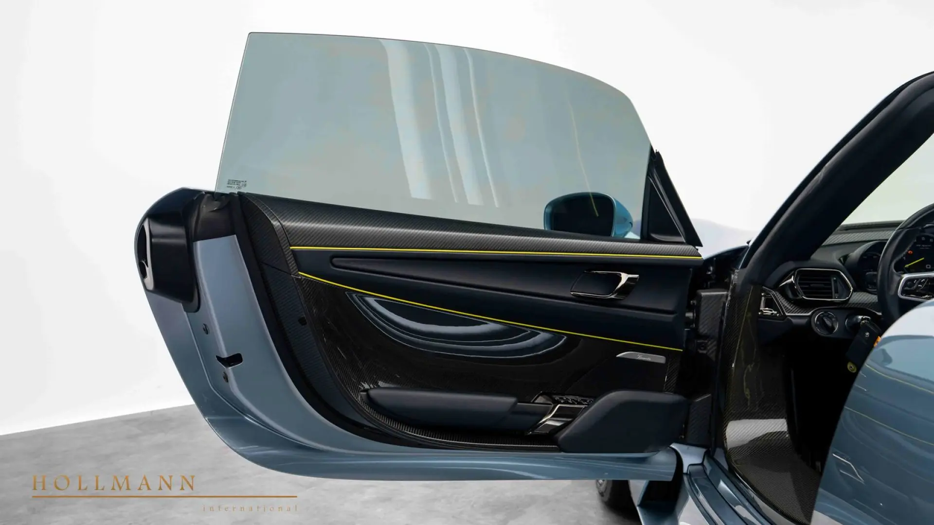 918 SPYDER   LIFT   CARBON   BURMESTER