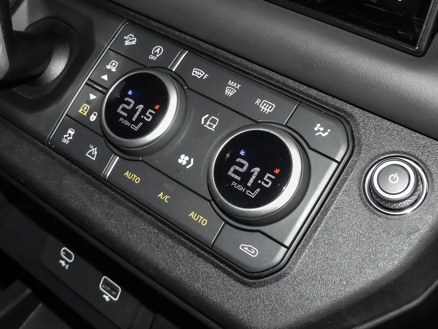 Defender 90 V8 P525 Carpathian Edition HUD Luftf