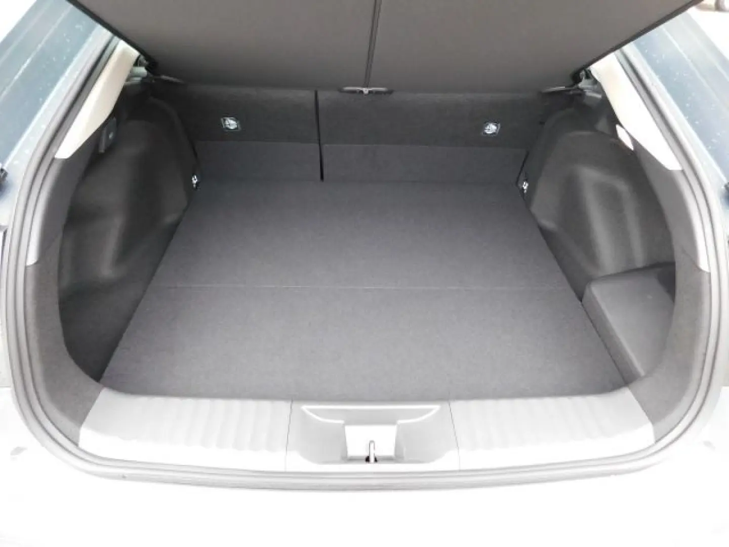 Prius 2.0 Plug-in Hybrid (PHEV) Advanced  LED