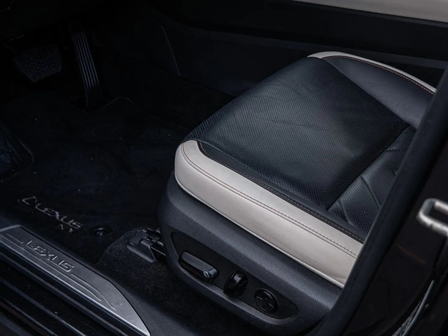 NX 450h   Executive ACC LED 360  Interieur-Pak.