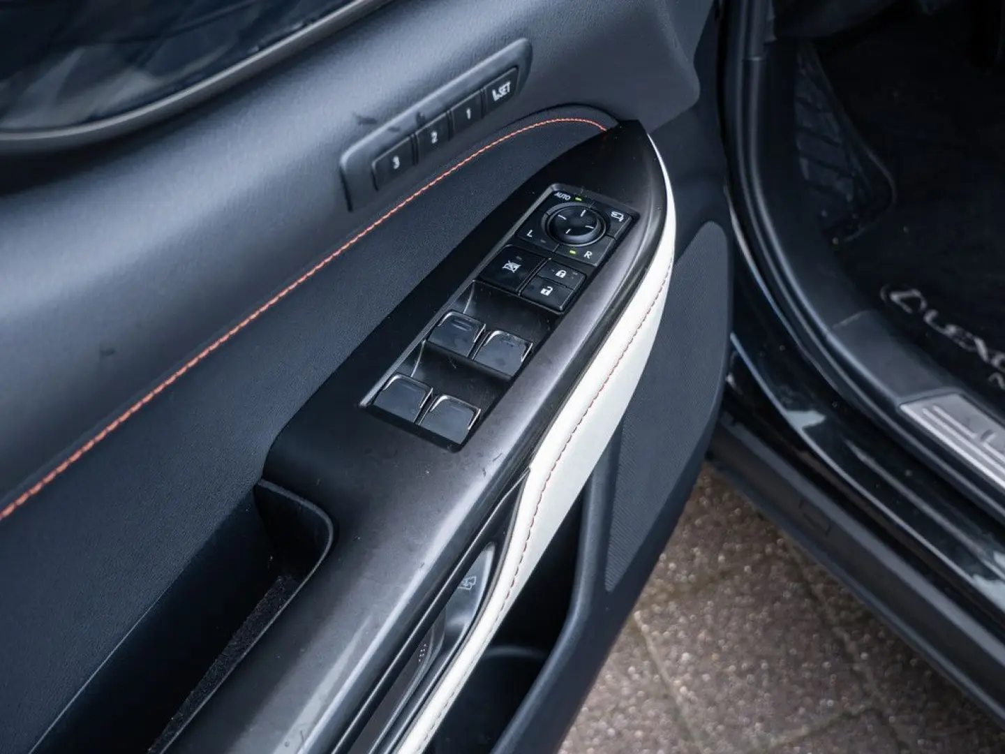 NX 450h   Executive ACC LED 360  Interieur-Pak.