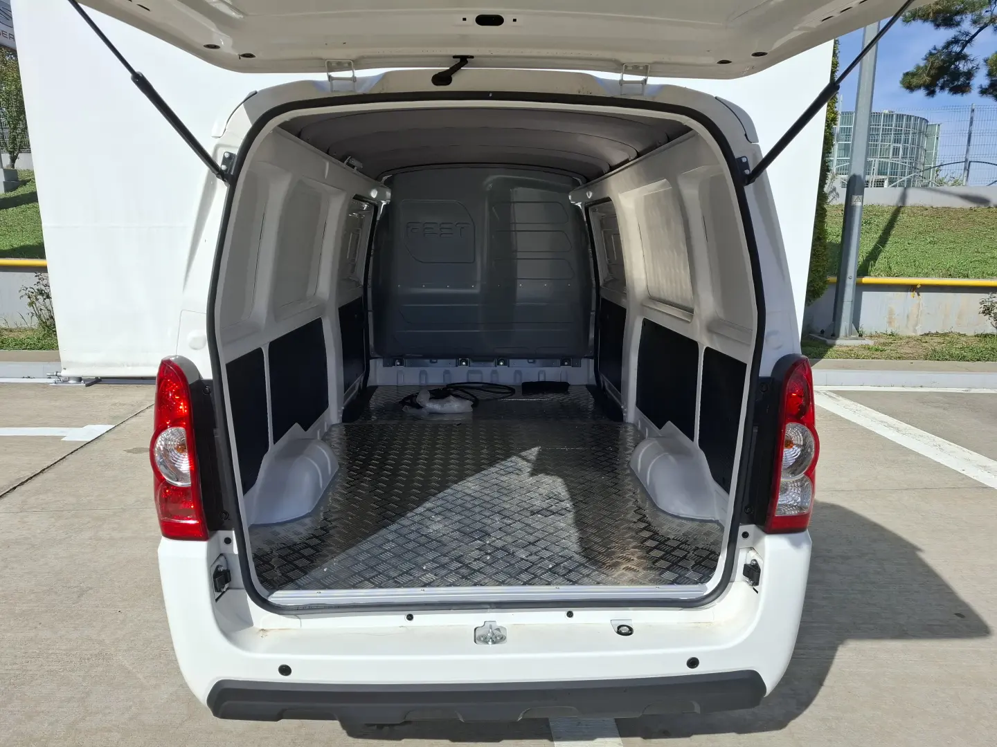 FEST E-BOX M---Autoutilitara--ELECTRIC