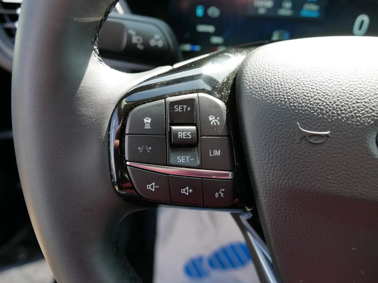 Kuga Hybrid Titanium