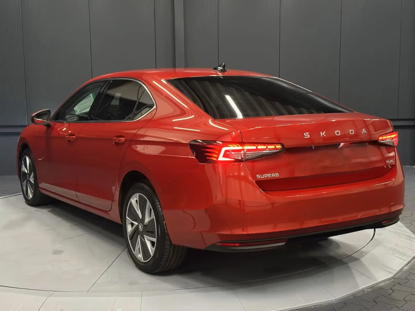 Superb Lim. 2.0 TDI DSG 4x4 Selection HeadUp 360