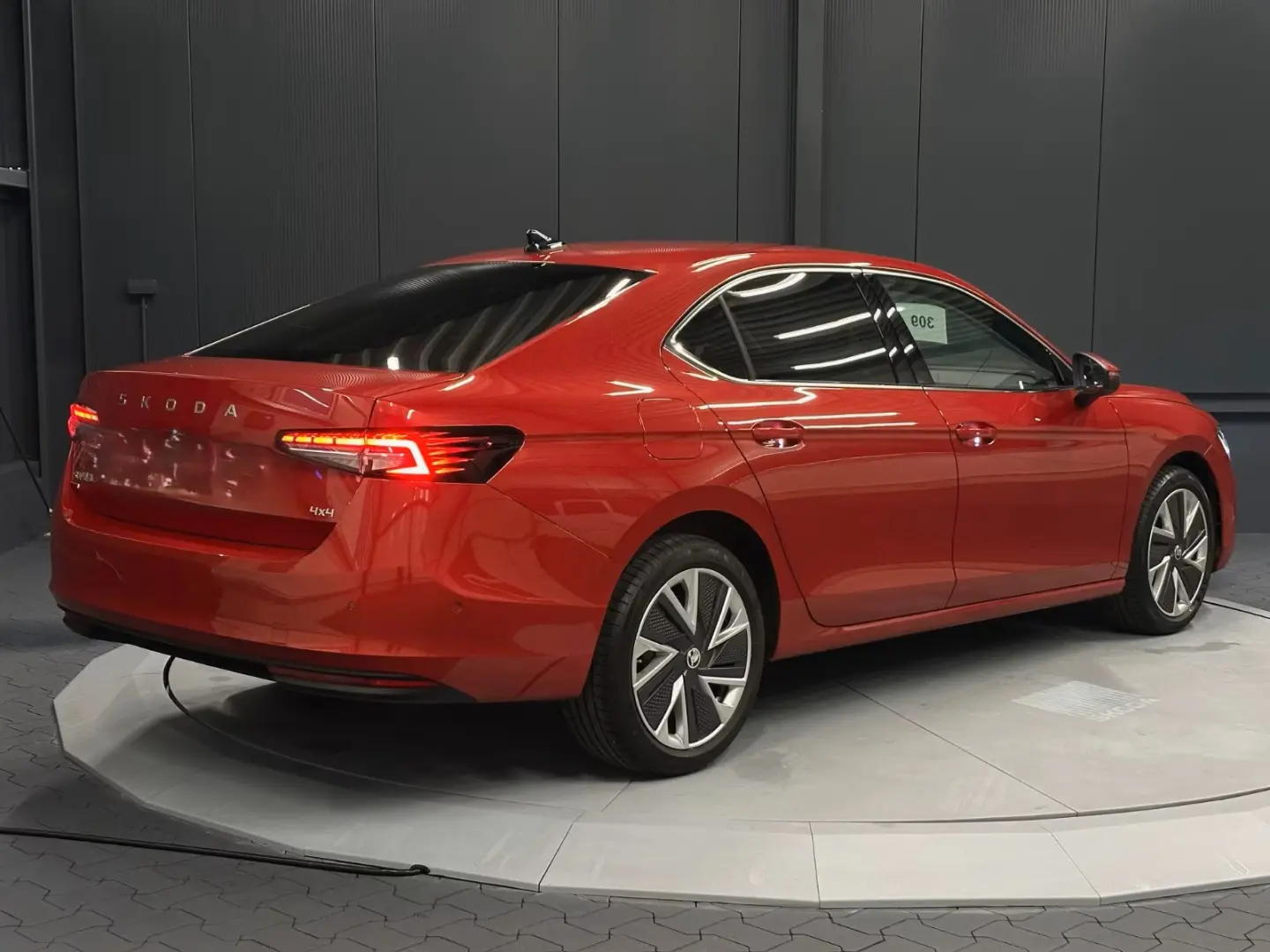 Superb Lim. 2.0 TDI DSG 4x4 Selection HeadUp 360