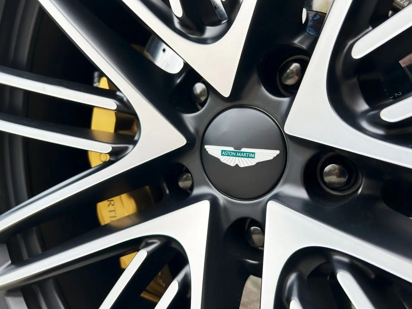 DB12 Volante Carribean Blue Pearl Carbonbremse