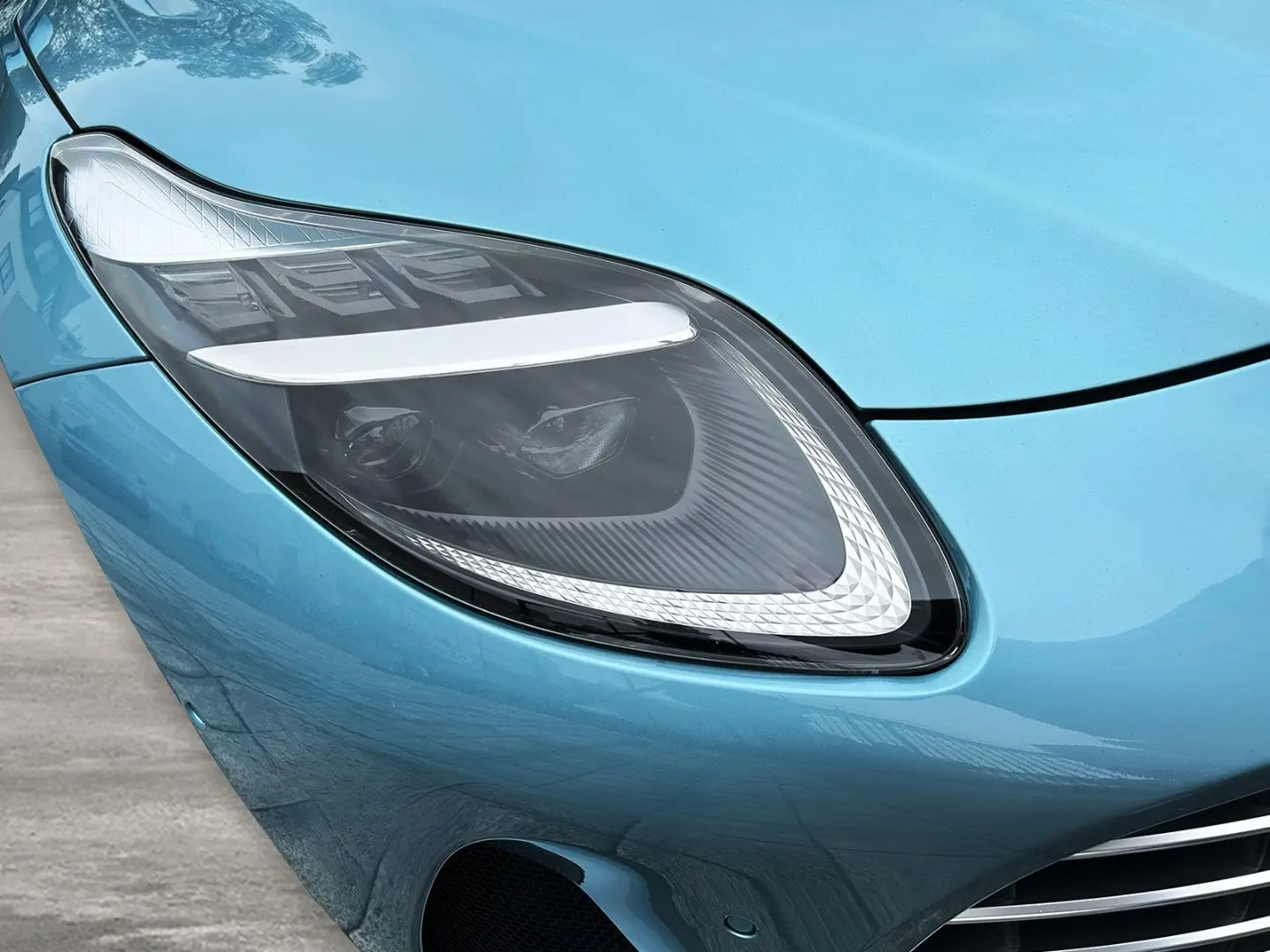 DB12 Volante Carribean Blue Pearl Carbonbremse