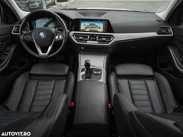 BMW Seria 3 330e Aut. Sport Line