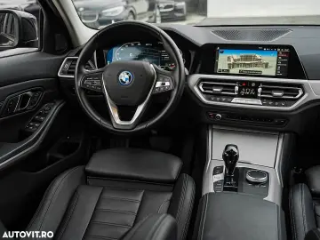 BMW Seria 3 330e Aut. Sport Line