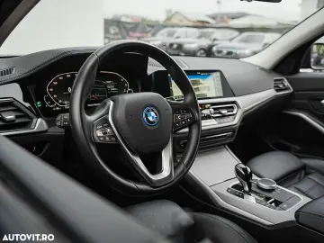 BMW Seria 3 330e Aut. Sport Line