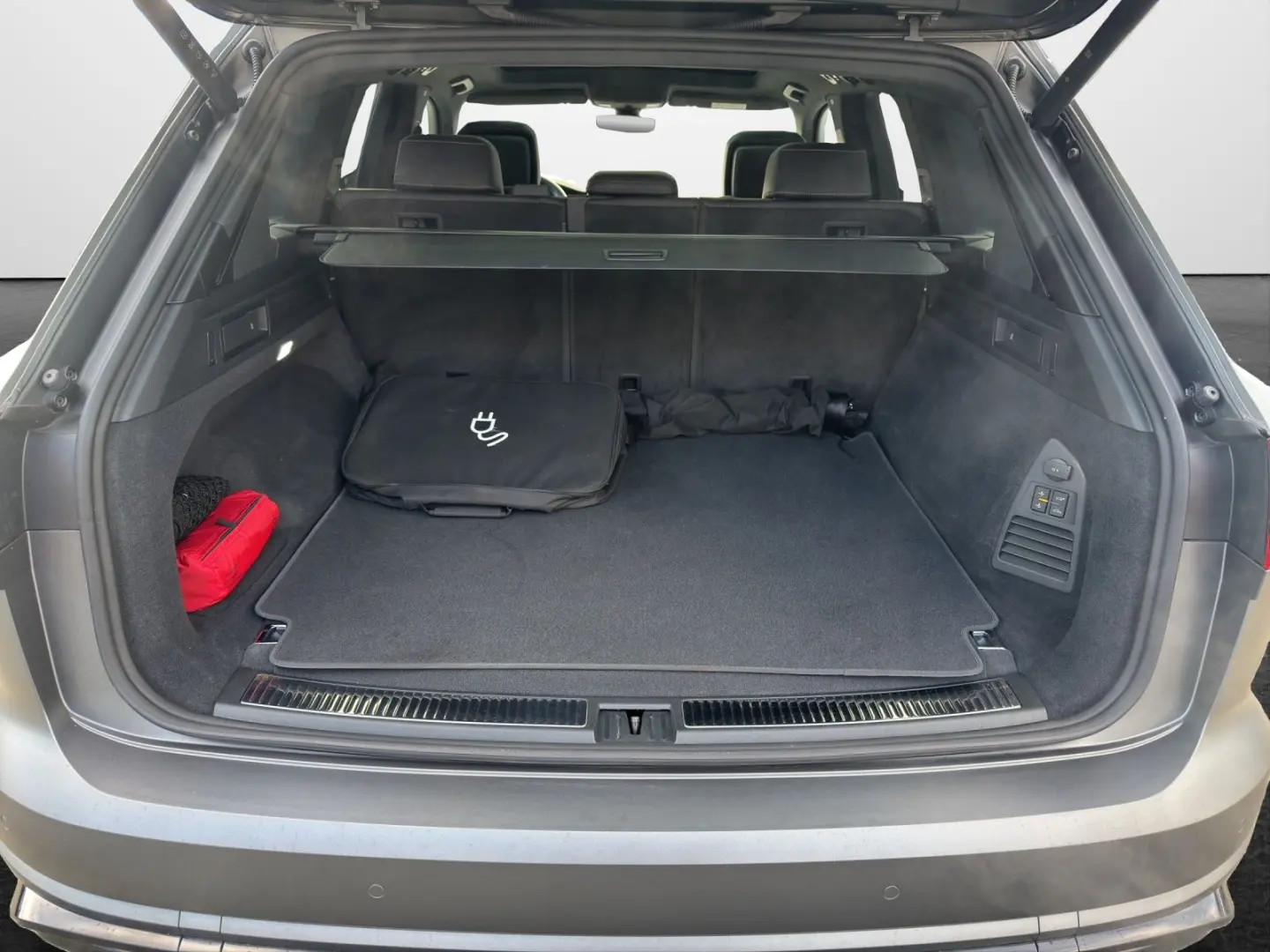 Touareg R 3.0 TSI eHybrid 4M  HeadUp Panodach AH