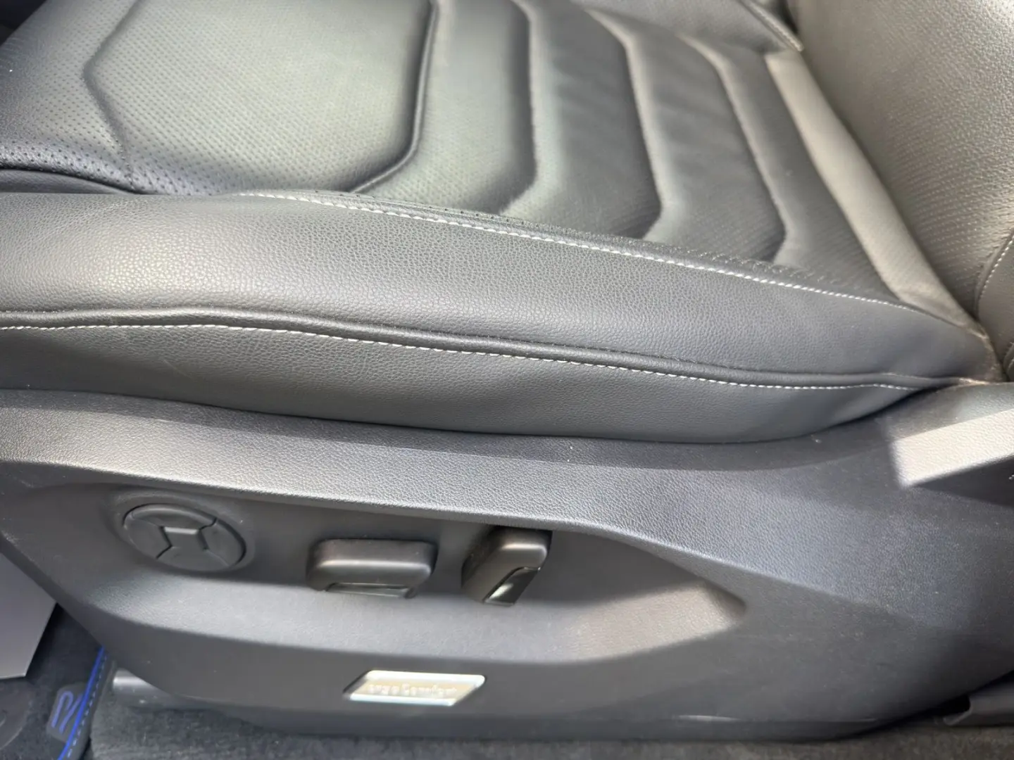 Touareg R 3.0 TSI eHybrid 4M  HeadUp Panodach AH